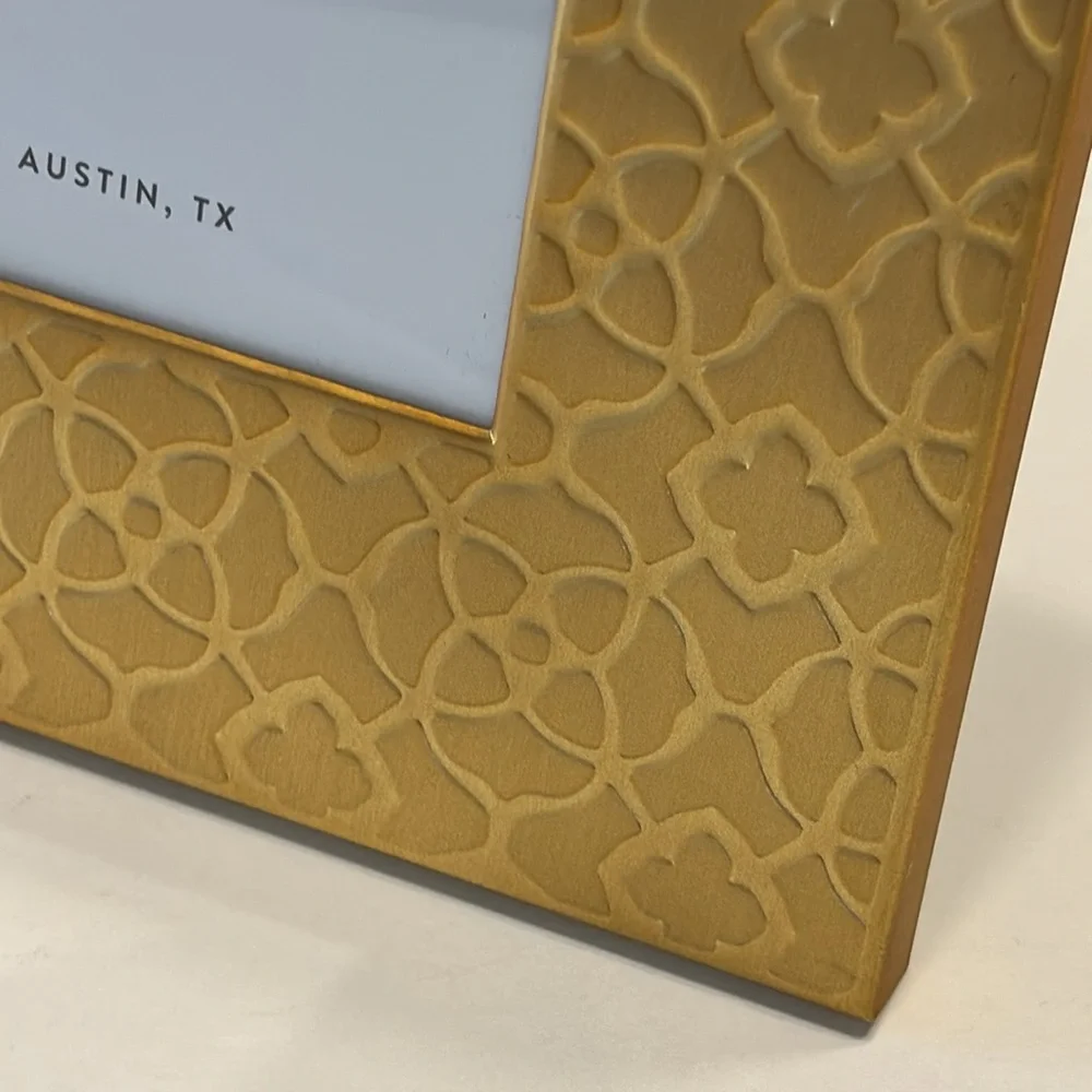 Kendra Scott 4” x 6” Gold Stamped Metal Filigree Picture Frame Velvet Easel